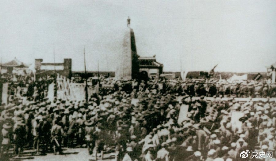   1931年6月，红七军到达中央革命根据地江西兴国县，编入彭德怀率领的红三军团。图为当时会师的情形。